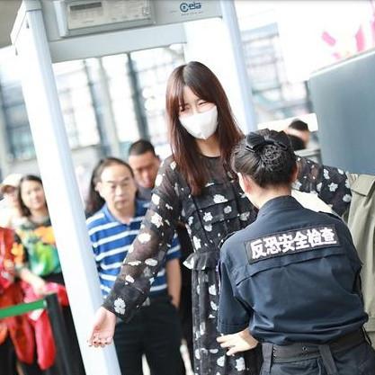 张子萱42岁白裙双马尾造型 陈赫妻子久违亮相状态佳 张子萱42岁白裙双马尾造型 陈赫妻子久违亮相状态佳