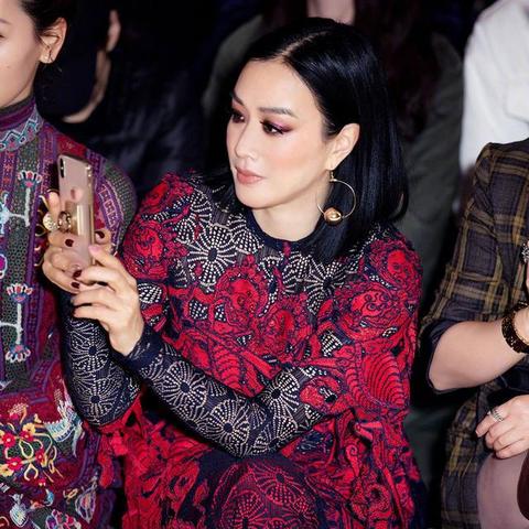 丰盈圆润更显韵味,星光红裙惊艳亮相 丰盈圆润更显韵味,星光红裙惊艳亮相