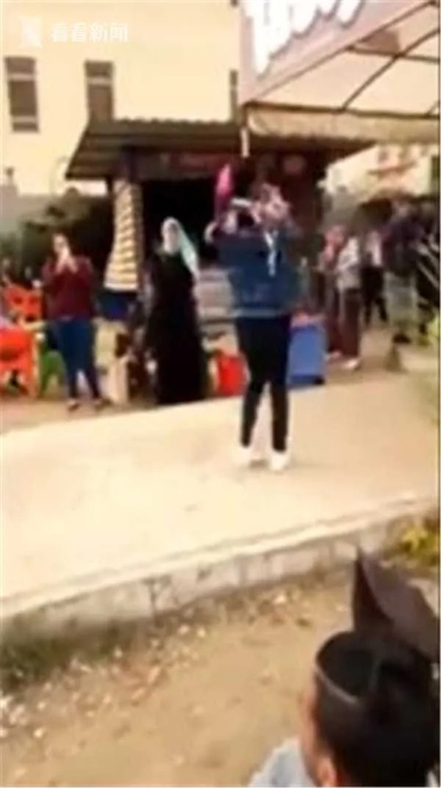 女学生遭教授课堂求婚 50岁助理教授被围殴