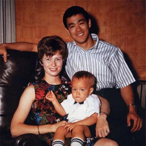 81岁琳达神采奕奕近况,与信徒饮茶畅谈李小龙往事 81岁琳达神采奕奕近况,与信徒饮茶畅谈李小龙往事