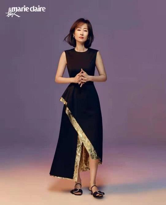 浩浩妈红底高跟新裙秀 踩你踩出高光时刻