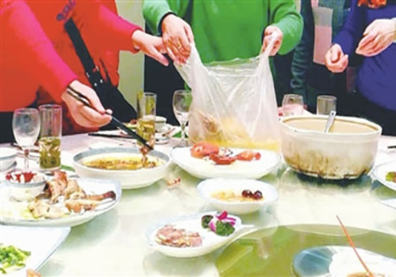 饭店1元售剩菜给骑手 老板称收钱为免尴尬