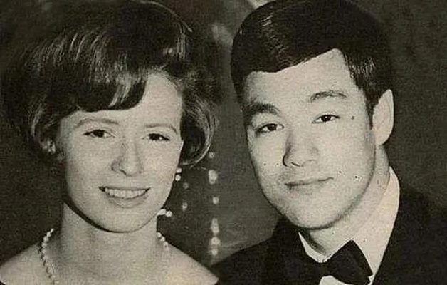 李小龙遗孀琳达近况:81岁神采奕奕 与信徒们饮茶聊天