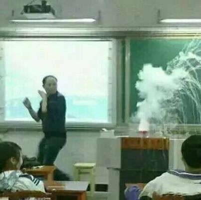 中科大学生课上对讲台怒扔水杯！背后原因让人胆寒