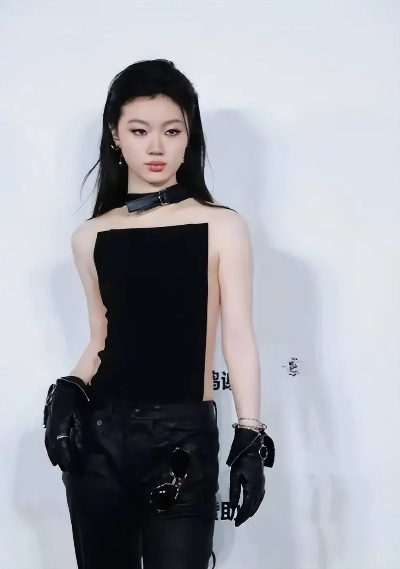 “版权风波”后单依纯露面：炫技的老了得夹着臀唱