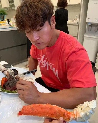 韩星金钟国突发疾病，两天难进食，水都难以下咽