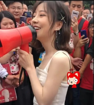 神人策划!冯提莫直播间擦边被封:逆天开岛仪式被举报