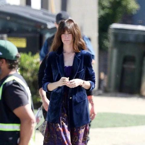 曝安妮海瑟薇吻戏趣闻：狂喝漱口水 事后还送了副画