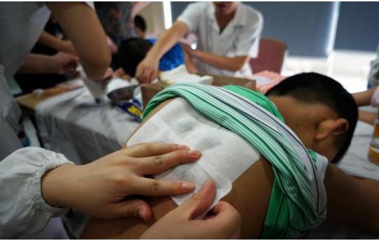 晕血男切手后边晕边爬去医院,网友调侃,这场景莫名好笑 晕血男切手后边晕边爬去医院,网友调侃,这场景莫名好笑