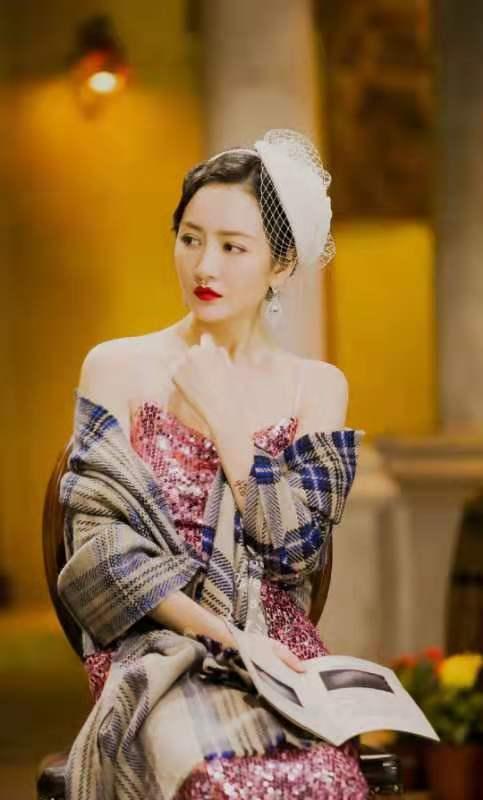 被浩浩妈这条紫色长裙拿捏！深V造型娇嗔，眼神勾人太绝了