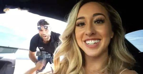 大尺度模特按摩走光，竟因忘关摄像头暴露隐私