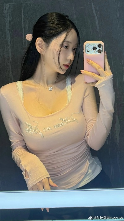 剑星体模申才恩新图曝光 大胆动作细节引关注