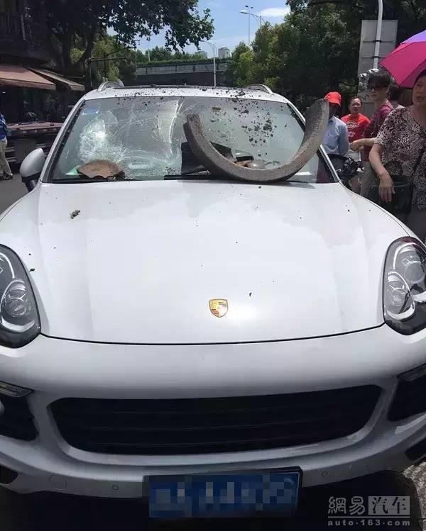 仇富泄愤还是随机犯罪？吃碗馄饨保时捷被砸事件深层剖析与豪车防护指南